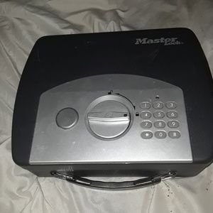 Masterlock key and code safe